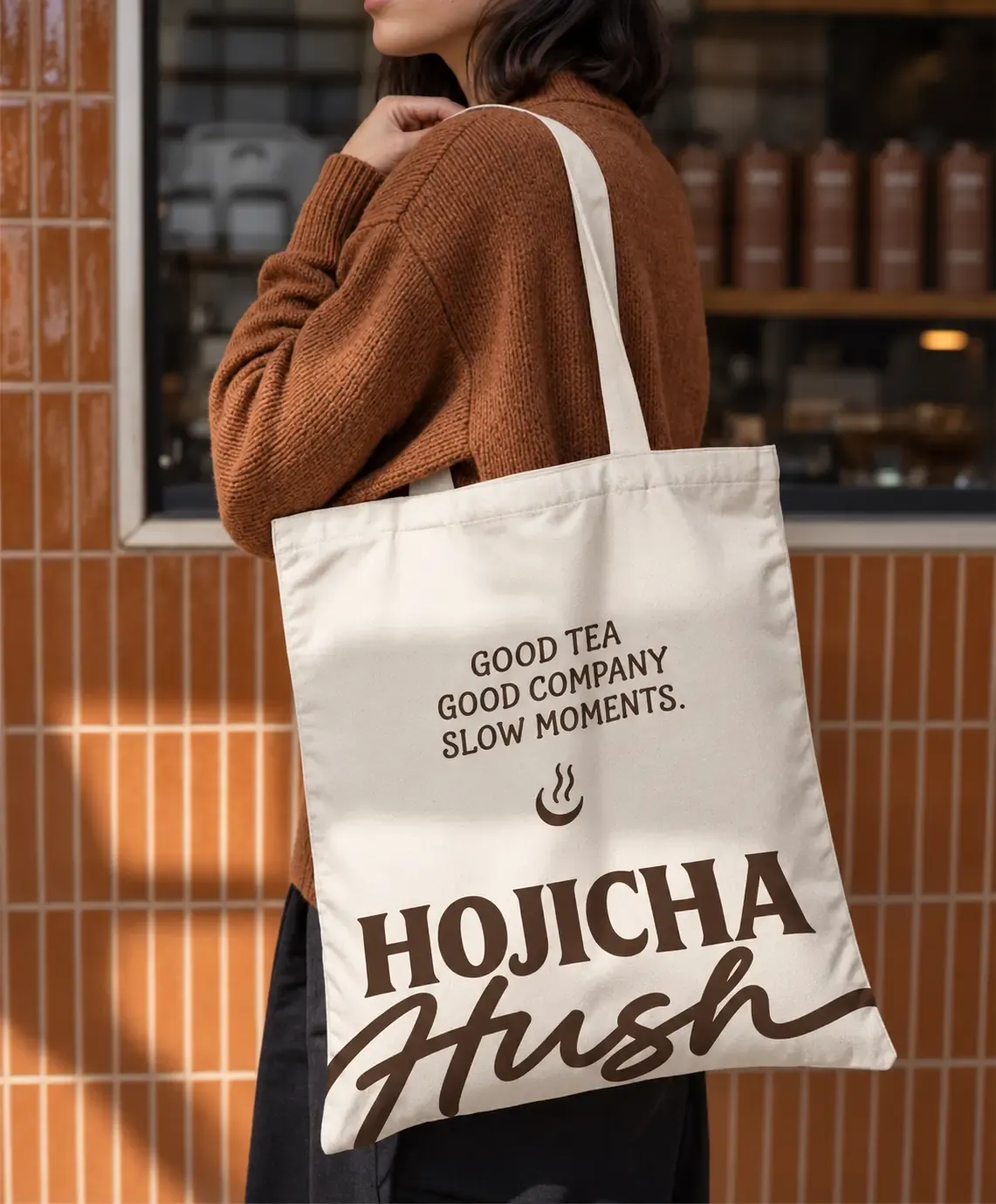 Mujer portando una bolsa de lona Hojicha Hush｜Consejos para la generación de imágenes por IA