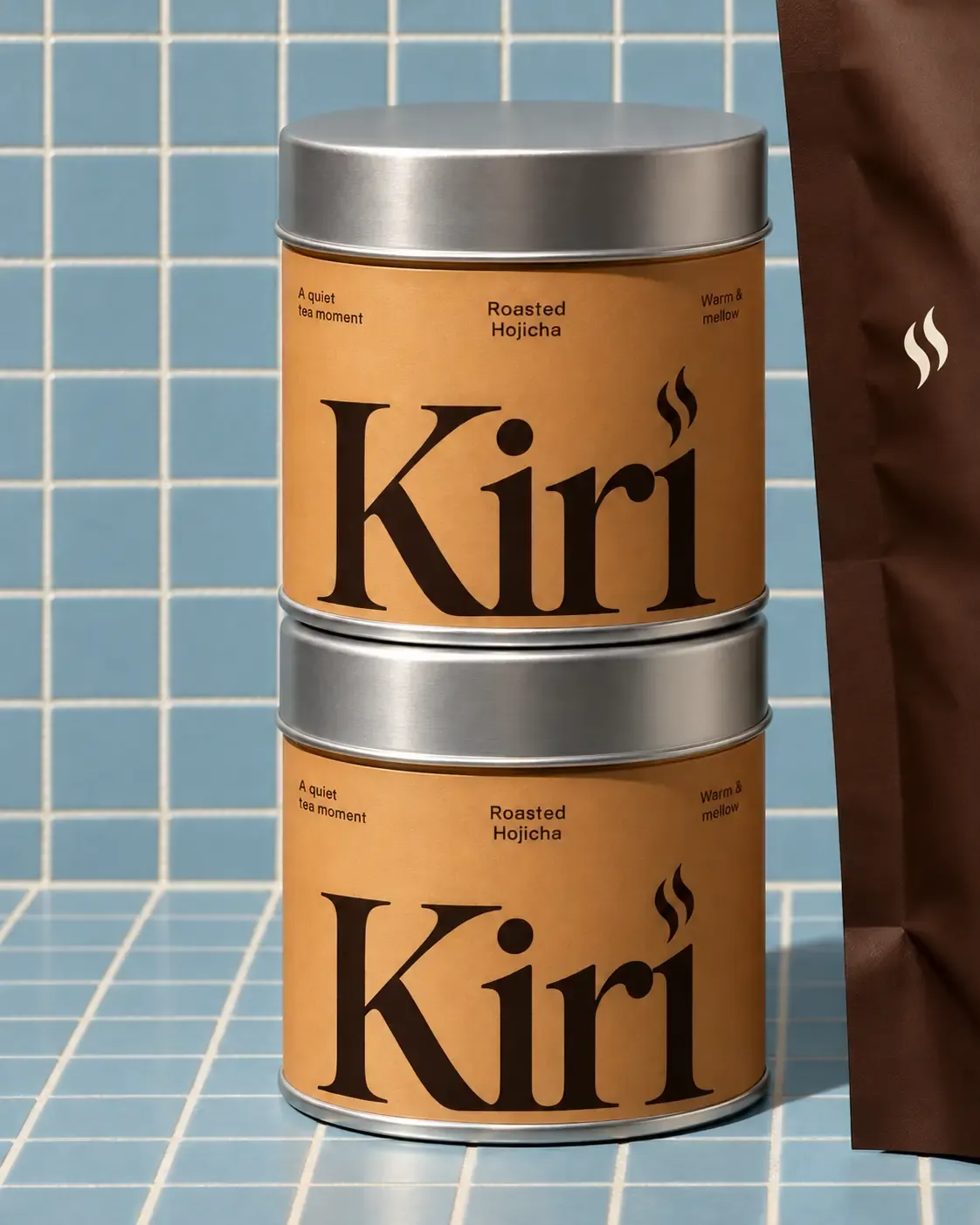 Latas apiladas de té Kiri Hojicha tostado | Sugerencias para la generación de imágenes por IA