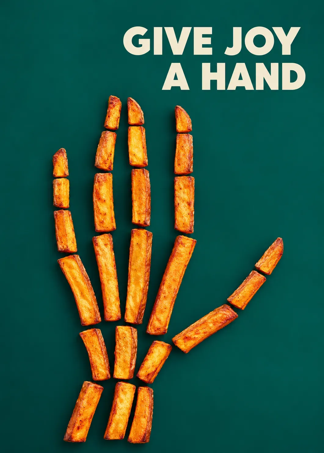 Papas fritas dispuestas en forma de mano sobre un fondo verde｜Prompts para la generación de imágenes por IA