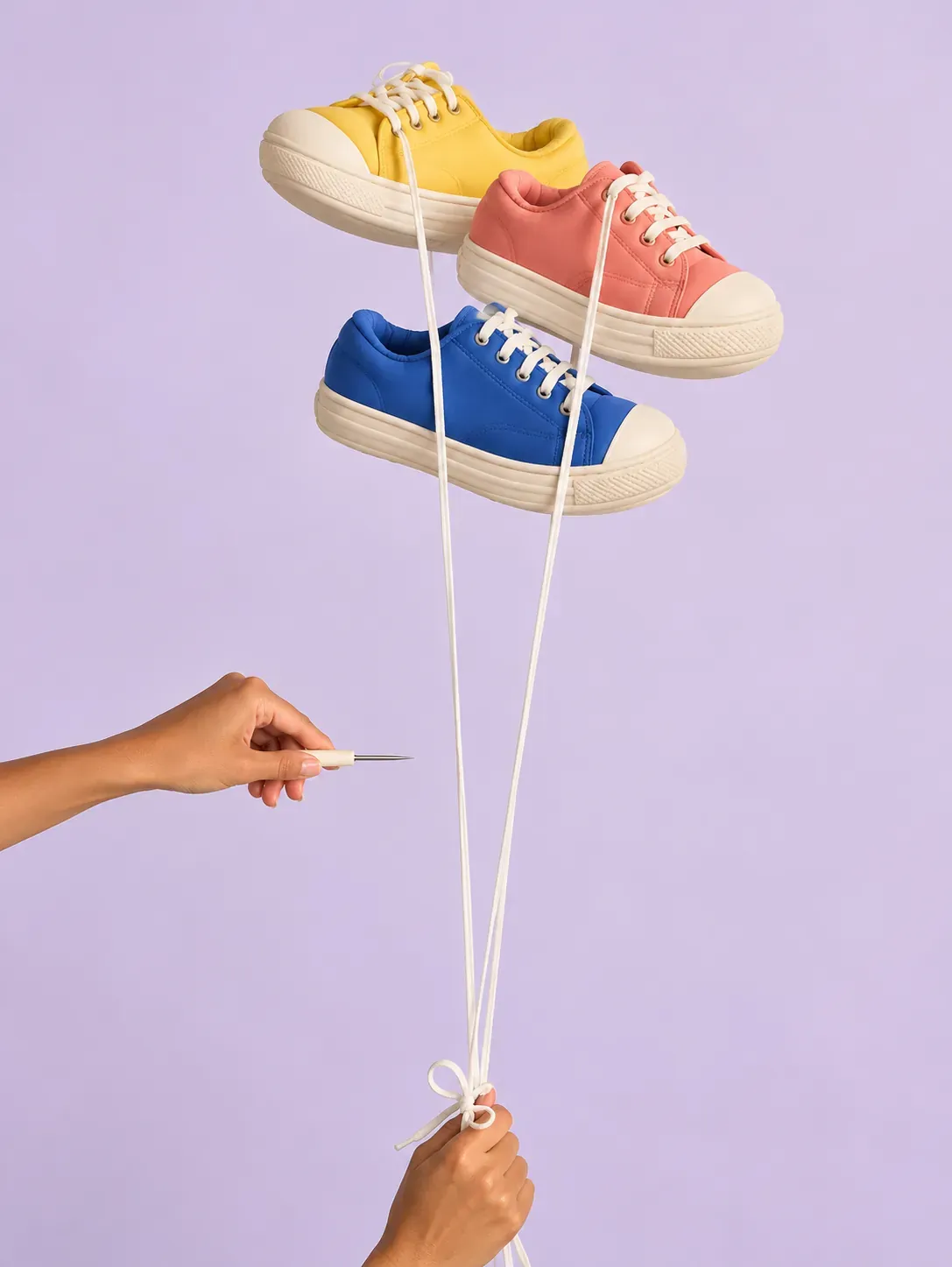 Zapatillas coloridas colgando de los cordones como globos | Prompts para la generación de imágenes por IA